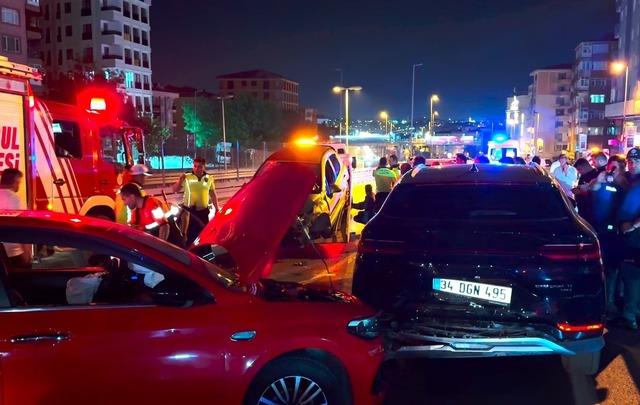 Avcılar’da 5 araç birbirine girdi, ortalık savaş alanına döndü 1