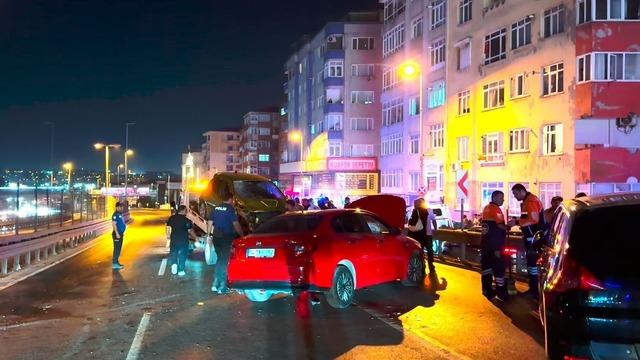 Avcılar’da 5 araç birbirine girdi, ortalık savaş alanına döndü