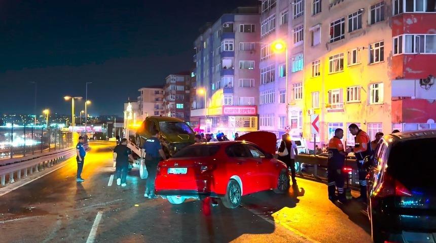 Avcılar&rsquo;da 5 ara&ccedil; birbirine girdi, ortalık savaş alanına d&ouml;nd&uuml;