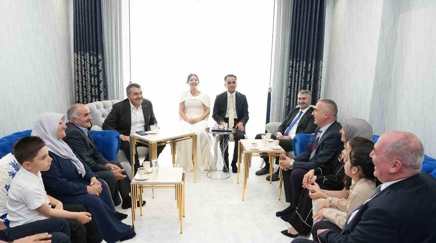 Bakan Tekin nişan t&ouml;renine katıldı