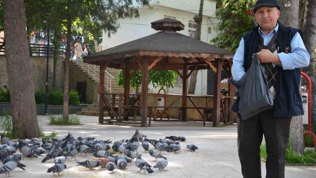 Bu bayramda eşini dostunu bıraktı, beslediği kuşlara koştu