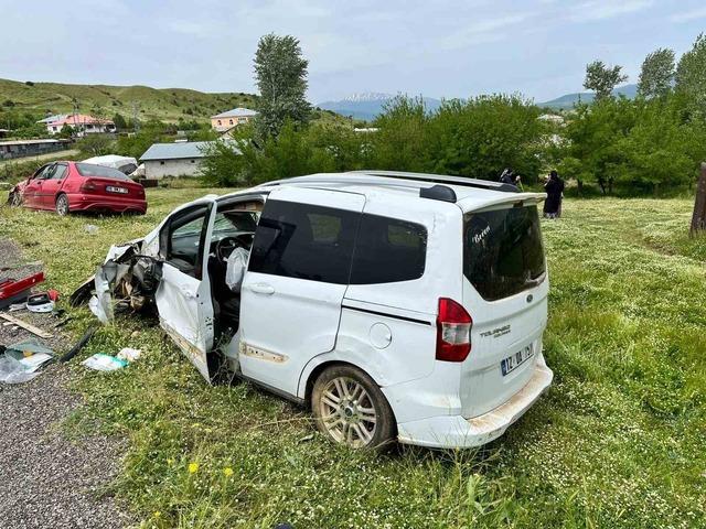 Bingöl’de trafik kazası: 2 yaralı 3