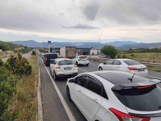Muğla’da bayram yoğunluğu: Araç kuyruğu 22 kilometreye ulaştı 5