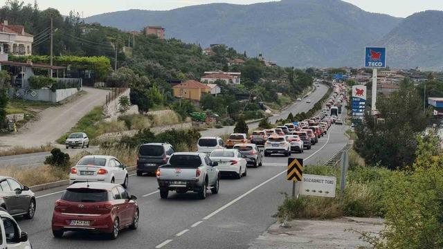 Muğla’da bayram yoğunluğu: Araç kuyruğu 22 kilometreye ulaştı
