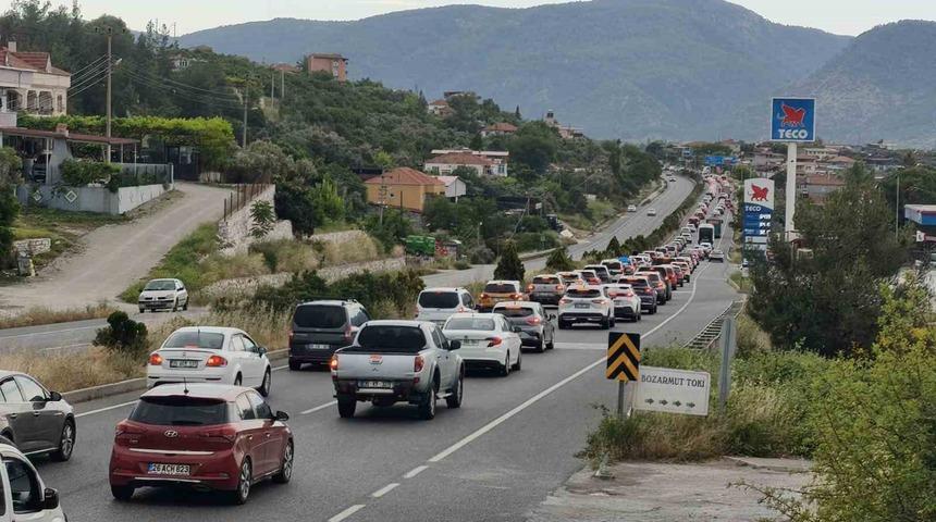 Muğla&rsquo;da bayram yoğunluğu: Ara&ccedil; kuyruğu 22 kilometreye ulaştı
