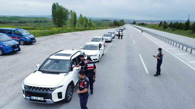 Çorum’da jandarma ekiplerinin bayram tedbirleri sürüyor 2