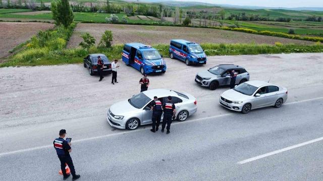 Çorum’da jandarma ekiplerinin bayram tedbirleri sürüyor 1