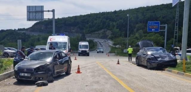 Kavşakta iki otomobil çarpıştı: 4 Yaralı 4