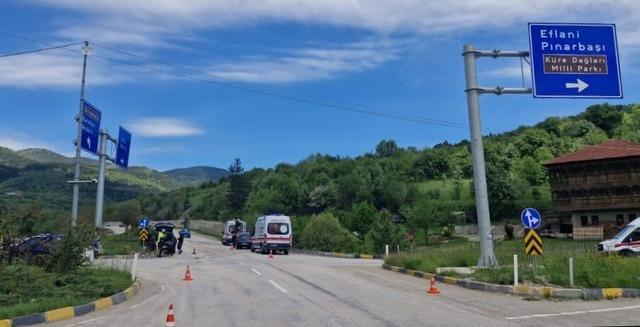 Kavşakta iki otomobil çarpıştı: 4 Yaralı 3