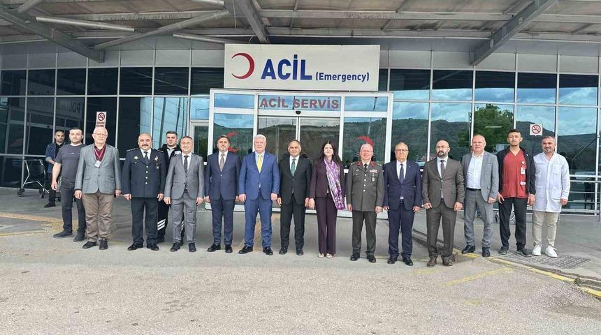 &Ccedil;ankırı&rsquo;da protokol &uuml;yeleri, bayramda &ccedil;alışan kurum personelleriyle bayramlaştı