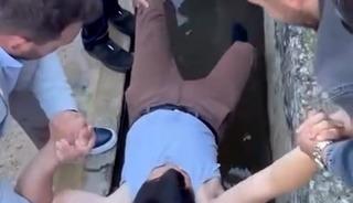 Bayram namazına gelmeyenleri buz gibi suya attılar