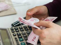 Emekliye 3 bin lira veren de var, kredi borçlarını silen de...