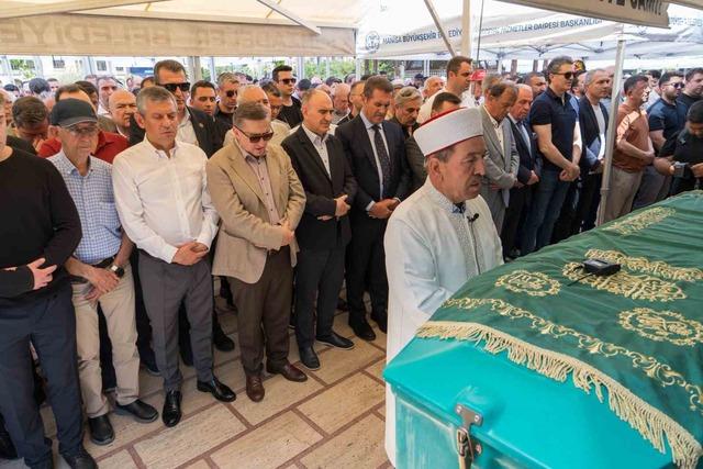 Özgür Özel’in acı günü! Cenazeye CHP liler akın etti 3