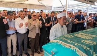 &Ouml;zg&uuml;r &Ouml;zel&rsquo;in acı g&uuml;n&uuml;! Cenazeye CHP'liler akın etti