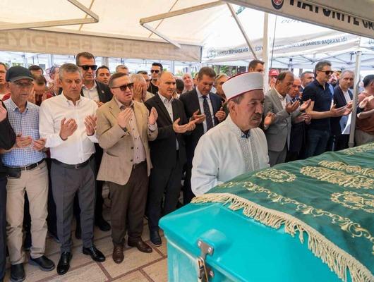 &Ouml;zg&uuml;r &Ouml;zel&rsquo;in acı g&uuml;n&uuml;! Cenazeye CHP'liler akın etti