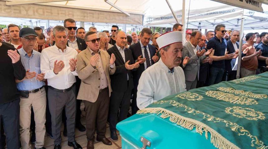 &Ouml;zg&uuml;r &Ouml;zel&rsquo;in acı g&uuml;n&uuml;! Cenazeye CHP'liler akın etti