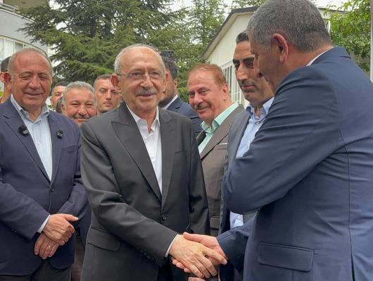 Kılı&ccedil;daroğlu'dan 'grup toplantısı' kararı! Evinin &ouml;n&uuml;ne gelenleri g&ouml;r&uuml;nce...