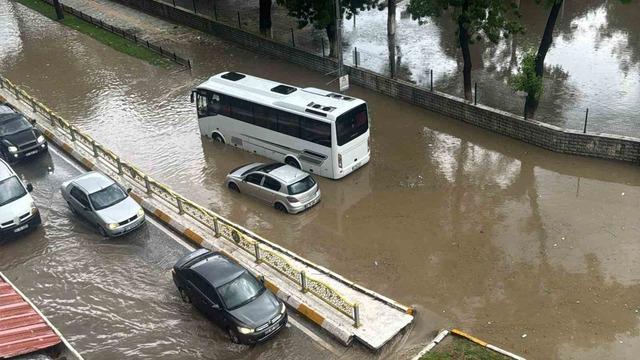 Edirne de sağanak etkiliydi! Yollar göle döndü: Araçlar mahsur kaldı 2