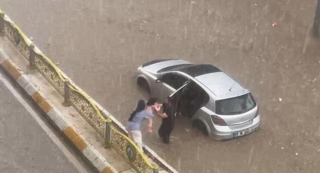 Edirne de sağanak etkiliydi! Yollar göle döndü: Araçlar mahsur kaldı 1