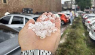 Edirne'de sağanak etkiliydi! Ara&ccedil;lar mahsur kaldı
