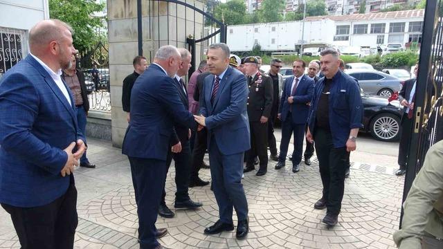 Şehit mezarlarına karanfil bıraktılar, şehit aileleriyle bayramlaştılar 1