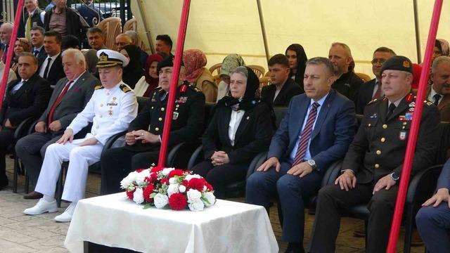 Şehit mezarlarına karanfil bıraktılar, şehit aileleriyle bayramlaştılar 2