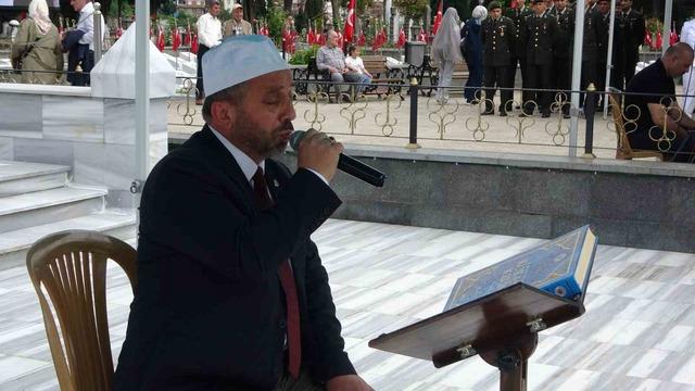 Şehit mezarlarına karanfil bıraktılar, şehit aileleriyle bayramlaştılar 3