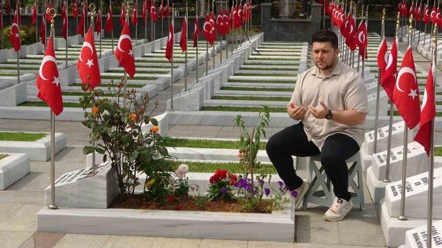 Şehit mezarlarına karanfil bıraktılar, şehit aileleriyle bayramlaştılar 4