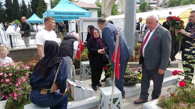 Şehit mezarlarına karanfil bıraktılar, şehit aileleriyle bayramlaştılar 5