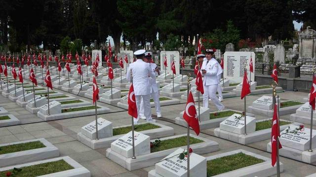 Şehit mezarlarına karanfil bıraktılar, şehit aileleriyle bayramlaştılar 6