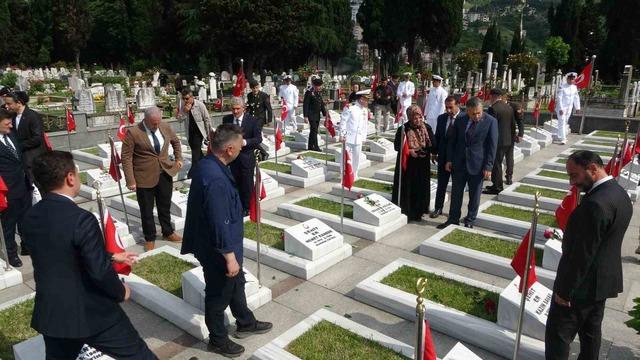 Şehit mezarlarına karanfil bıraktılar, şehit aileleriyle bayramlaştılar 7