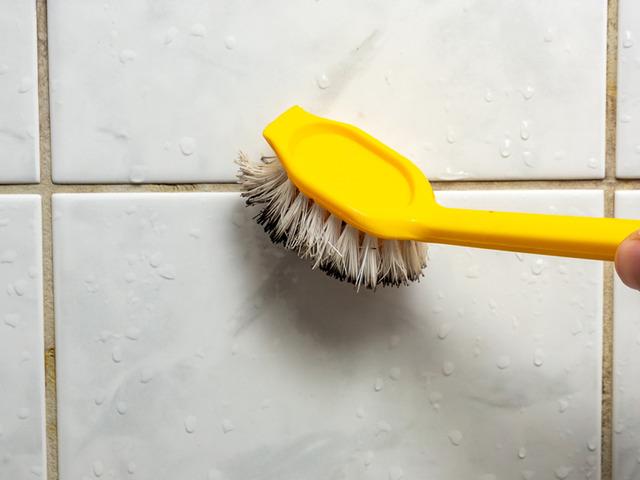 10 saniyede banyo derzleri ışıl ışıl oluyor: Tek malzeme yeterli