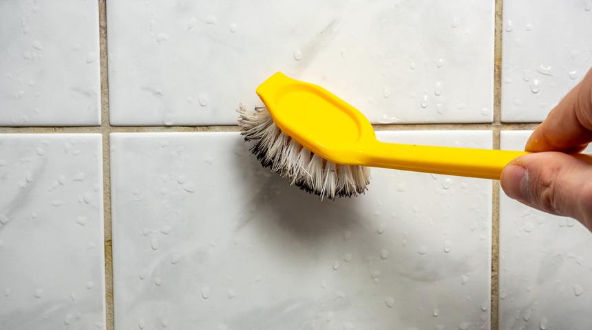 10 saniyede banyo derzleri ışıl ışıl oluyor: Tek malzeme yeterli