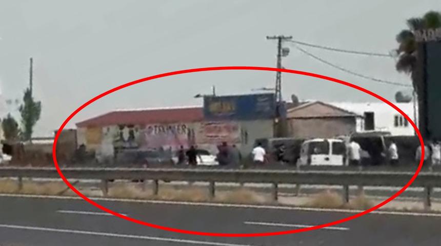 İki aile arasında silahlı, taşlı ve sopalı kavga: 'Yol verme' tartışması &ouml;l&uuml;mle bitti! 