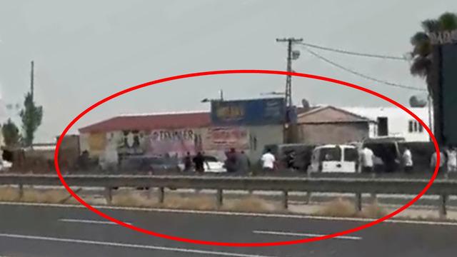 İki aile arasında silahlı, taşlı ve sopalı kavga: 'Yol verme' tartışması ölümle bitti! 