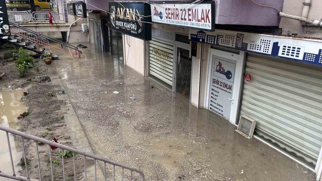 Edirne&rsquo;de sağanak iş yerlerini su altında bıraktı 1