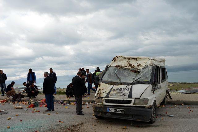 Takla atan minibüste 5 kişi yaralandı; meyve ve sebzeler yola saçıldı