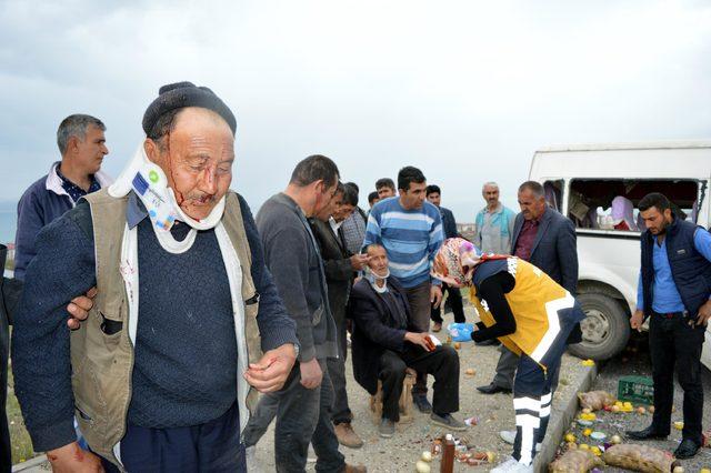 Takla atan minibüste 5 kişi yaralandı; meyve ve sebzeler yola saçıldı