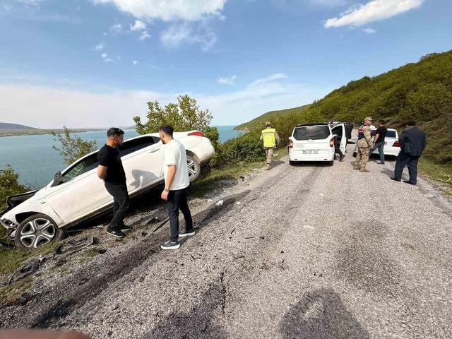 Tatvan&rsquo;da otomobille kamyonet &ccedil;arpıştı: 6 yaralı 2