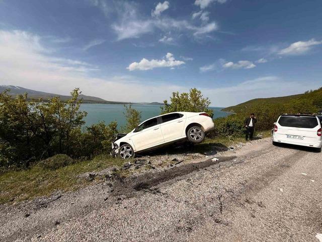 Tatvan&rsquo;da otomobille kamyonet &ccedil;arpıştı: 6 yaralı 1