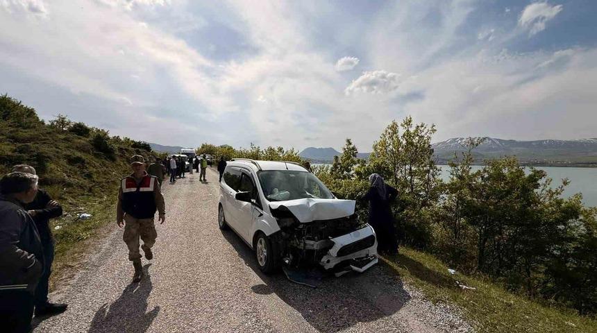 Tatvan&rsquo;da otomobille kamyonet &ccedil;arpıştı: 6 yaralı
