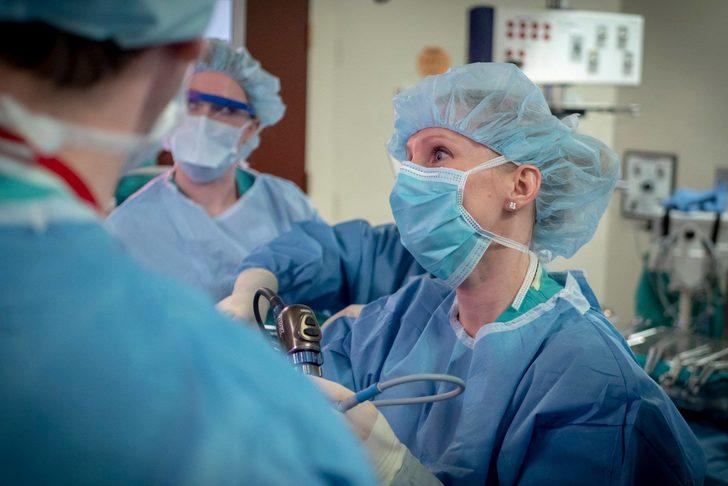 Yıllardır nezle olduğunu sanıyordu ama meğer beyni burnundan akıyormuş!  G1