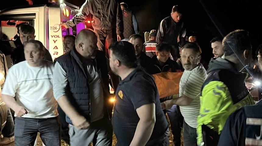 Kastamonu&rsquo;da otomobil 150 metre y&uuml;ksekten u&ccedil;uruma yuvarlandı: 1 &ouml;l&uuml;, 3 yaralı