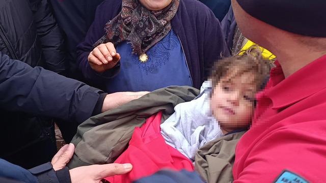 3 yaşındaki Aybüke 3 ili harekete geçirdi! 2 kilometre uzakta bulundu