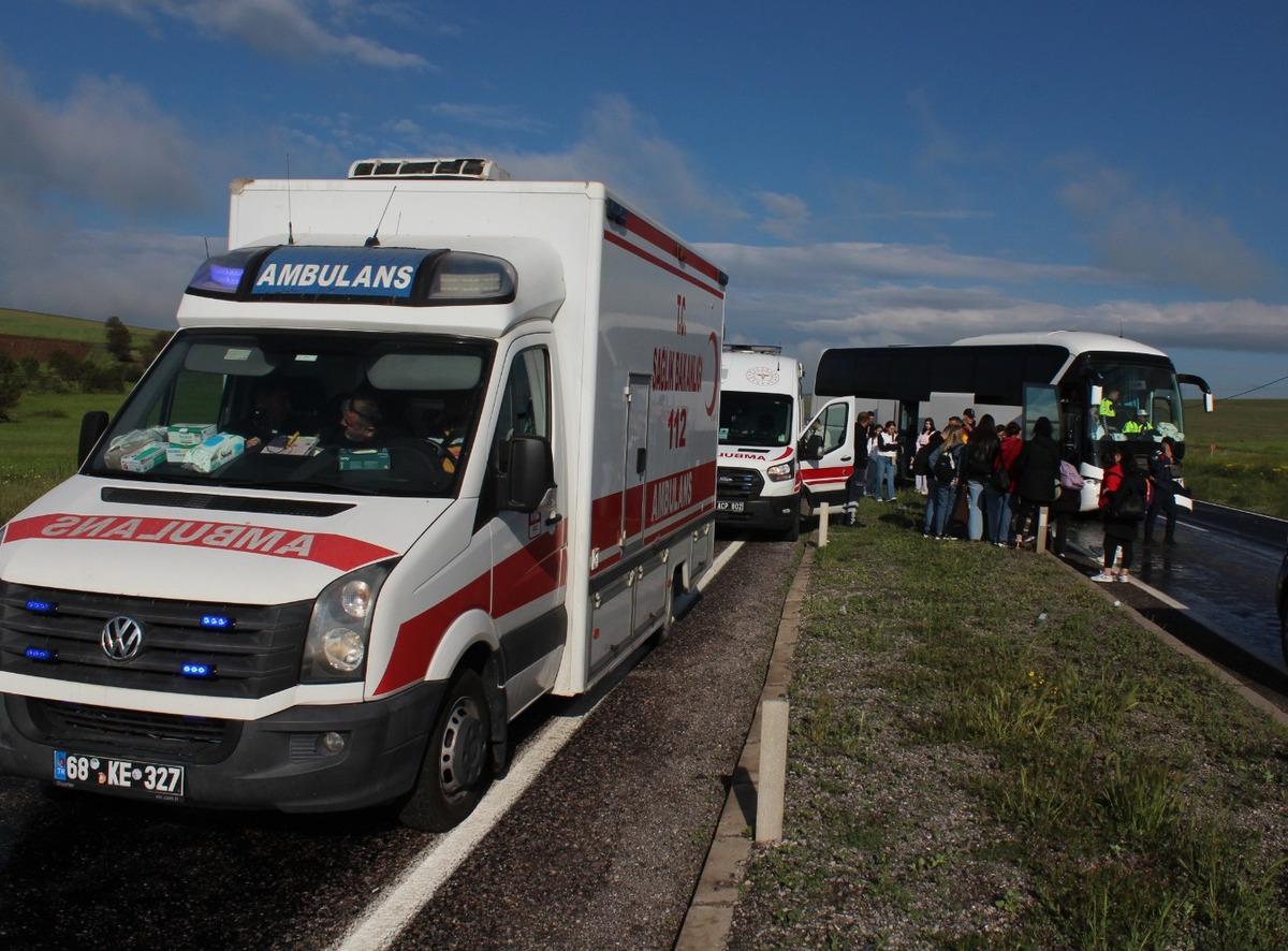 Tur otobüsü karşı şeride geçti: 16 yaralı 3