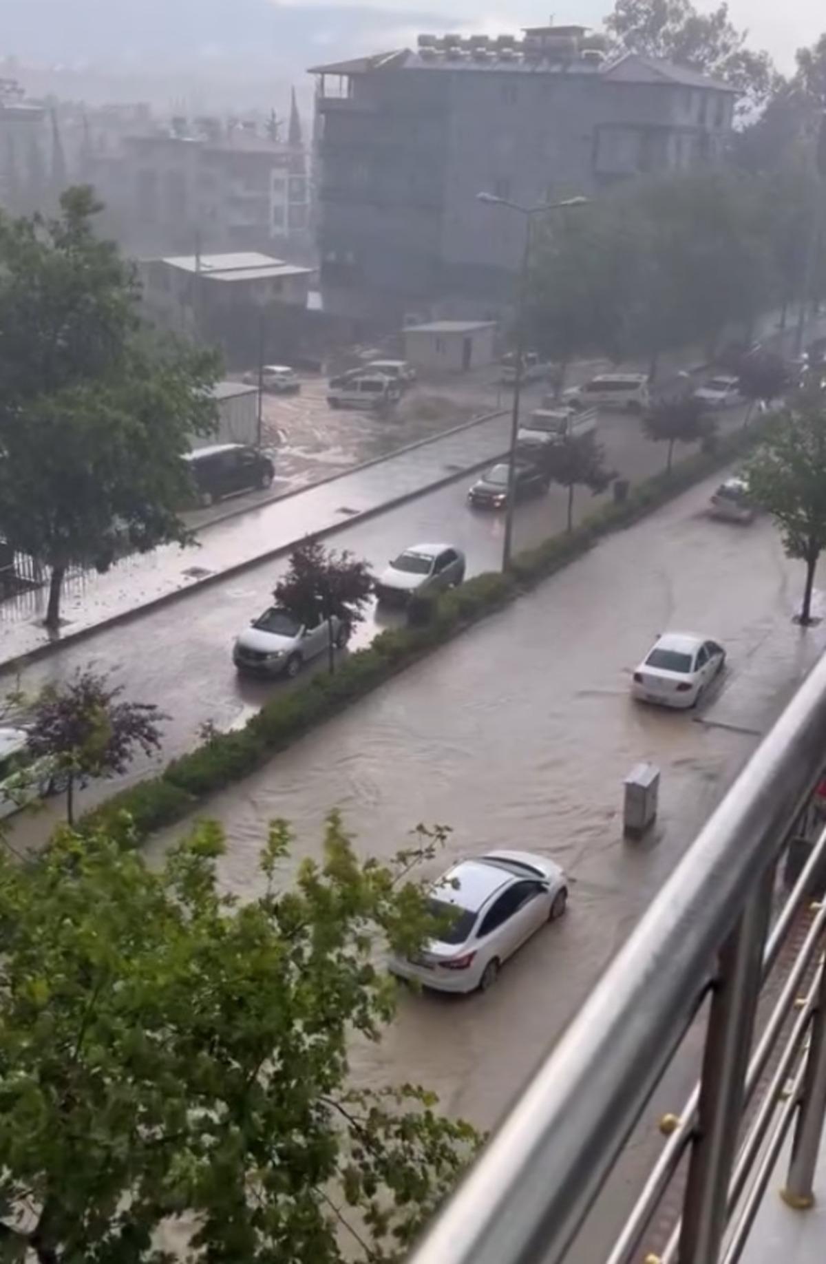Yine sele teslim oldu! Araçlar yüzdü, köprüler çöktü 5