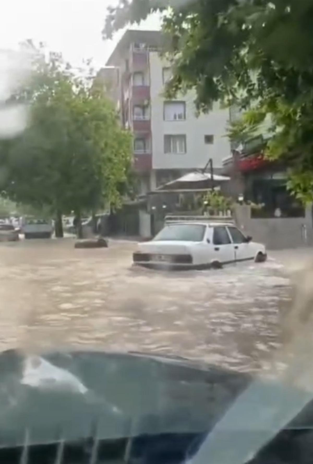 Yine sele teslim oldu! Araçlar yüzdü, köprüler çöktü 2