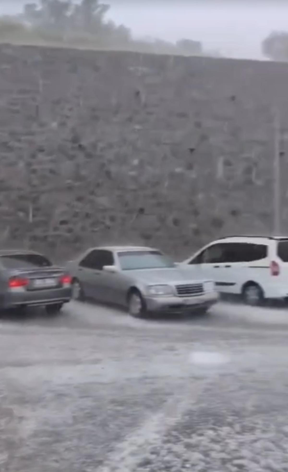 Yine sele teslim oldu! Araçlar yüzdü, köprüler çöktü 1