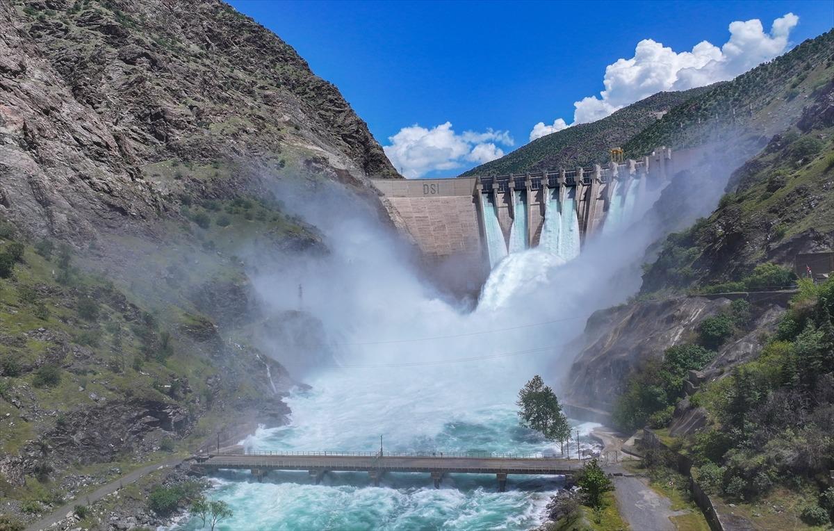 66 yıl sonra bir ilk! Barajlar taştı, kapaklar a&ccedil;ıldı 7