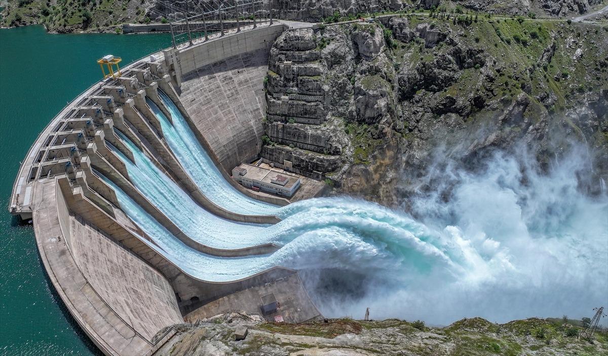 66 yıl sonra bir ilk! Barajlar taştı, kapaklar a&ccedil;ıldı 10